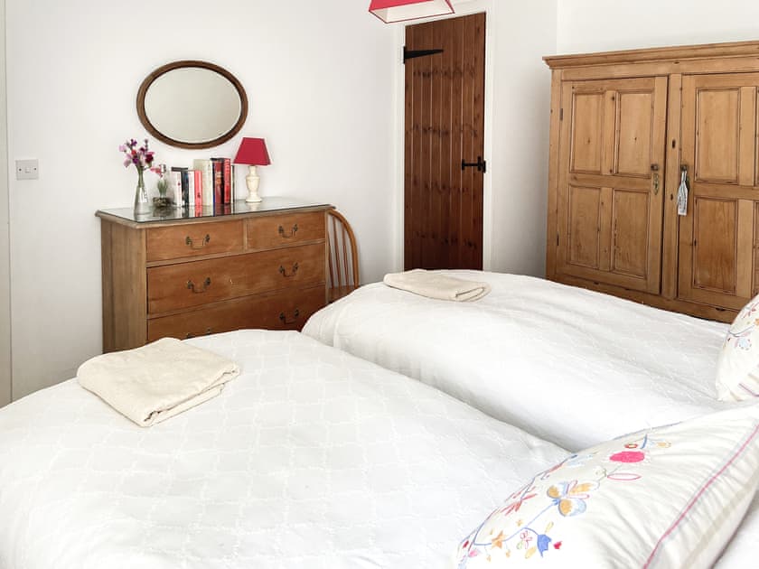 Twin bedroom | Fairlaw Garden Cottage, Reston