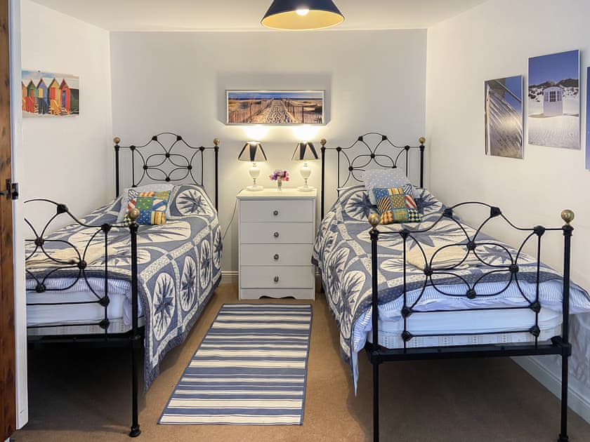 Twin bedroom | Fairlaw Garden Cottage, Reston