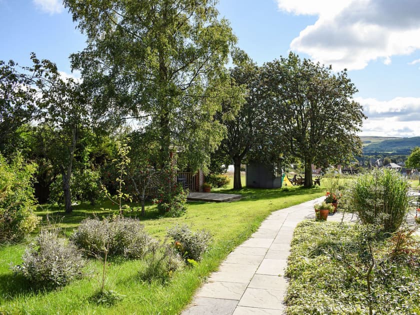 Garden and grounds | The Old Barn - Blinkbonny Cottages, Auchtermuchty
