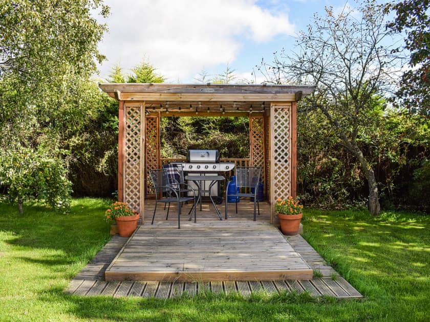 Garden and grounds | The Old Barn - Blinkbonny Cottages, Auchtermuchty