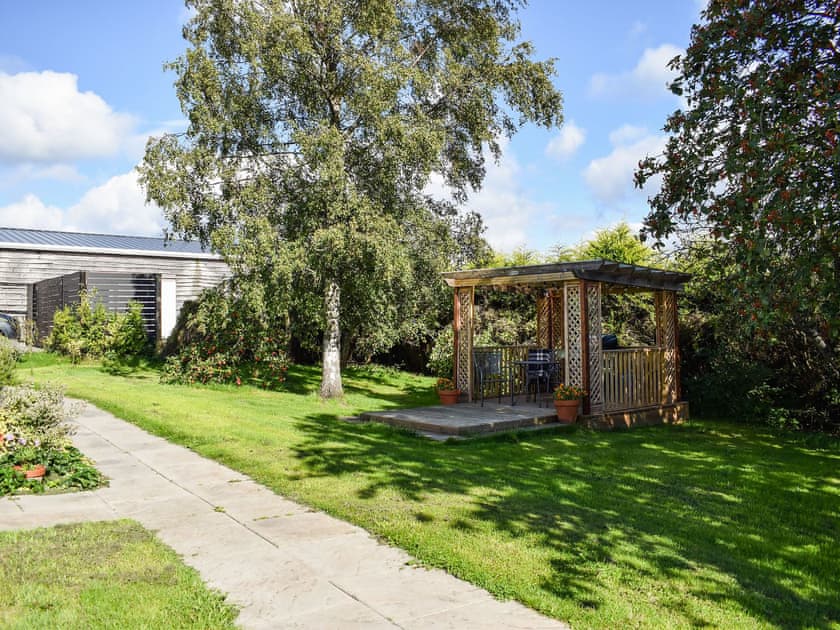 Garden and grounds | The Old Barn - Blinkbonny Cottages, Auchtermuchty