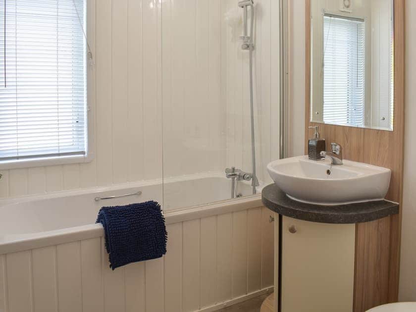 Bathroom | Devin Lodge, Dollar