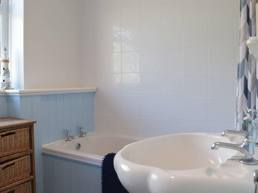 Bathroom | Sunshine Cottage, Kilgetty, near Saundersfoot