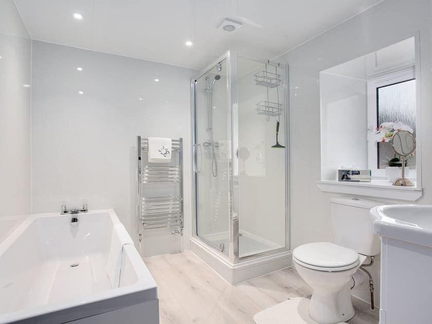 Downstairs bathroom | Fieldview - Blinkbonny Cottages, Auchtermuchty