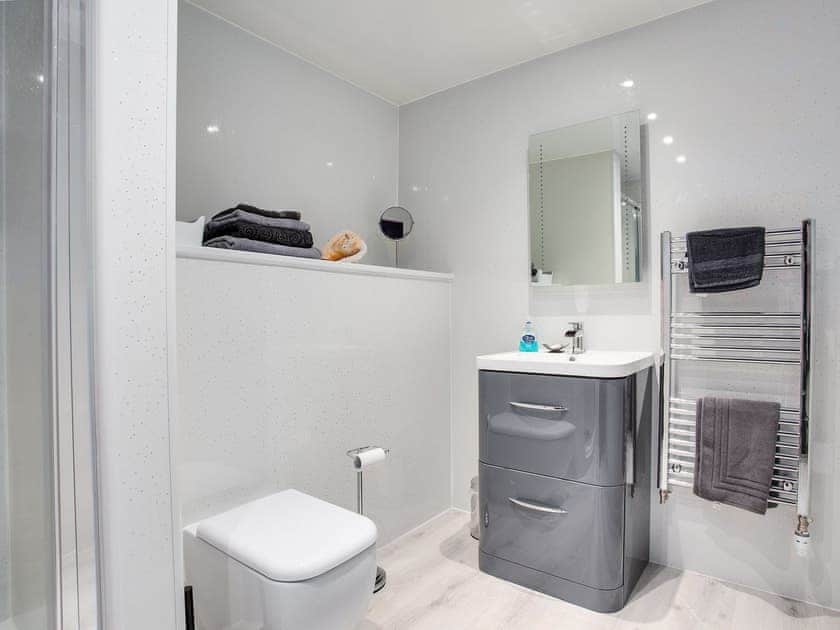 Upstairs shower room | Fieldview - Blinkbonny Cottages, Auchtermuchty