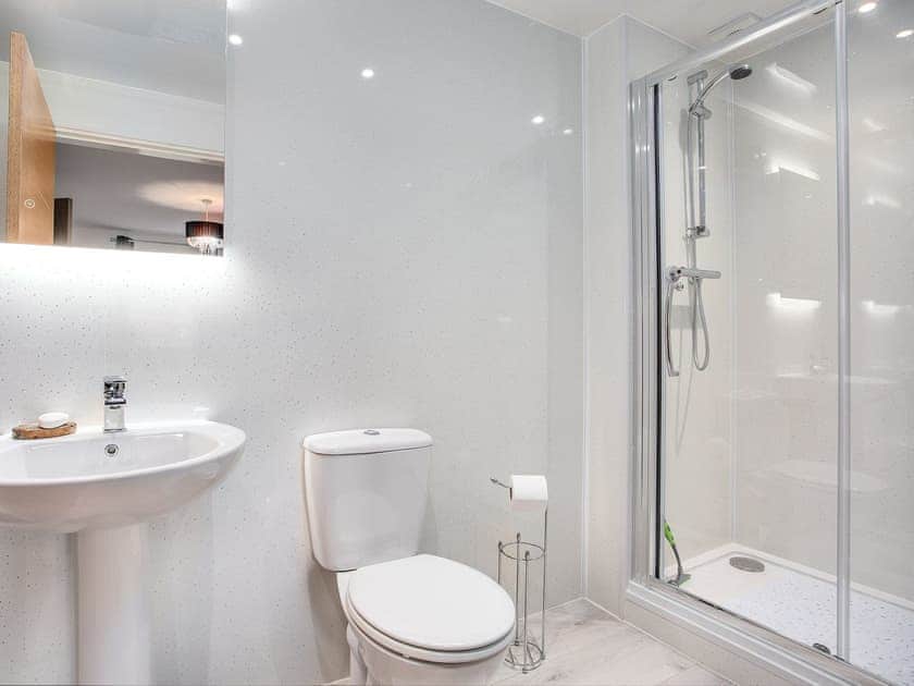 Downstairs en-suite | Orchard House - Blinkbonny Cottages, Auchtermuchty