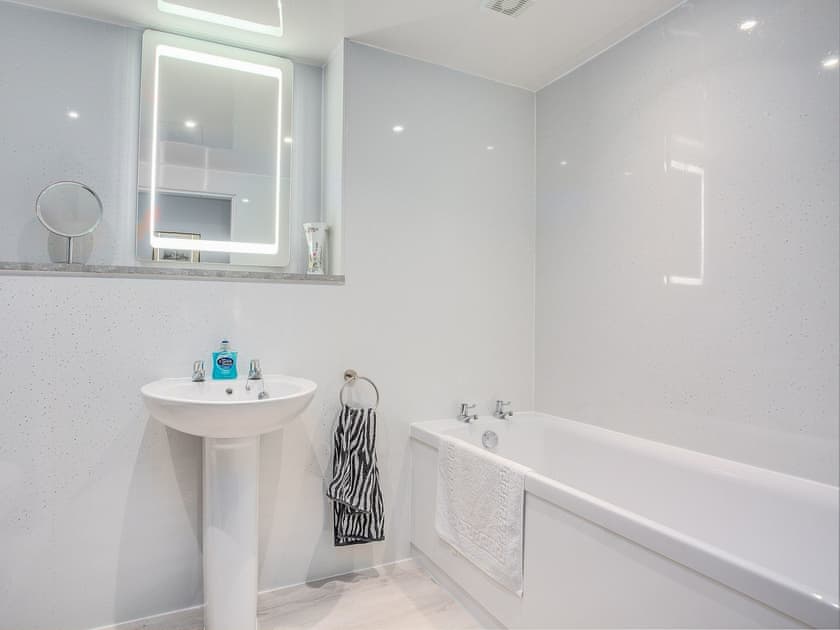 Bathroom | The Old Barn - Blinkbonny Cottages, Auchtermuchty