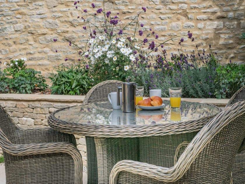 Outdoor area | The Cart House - Hatherop Cottages, Hatherop, near Cirencester