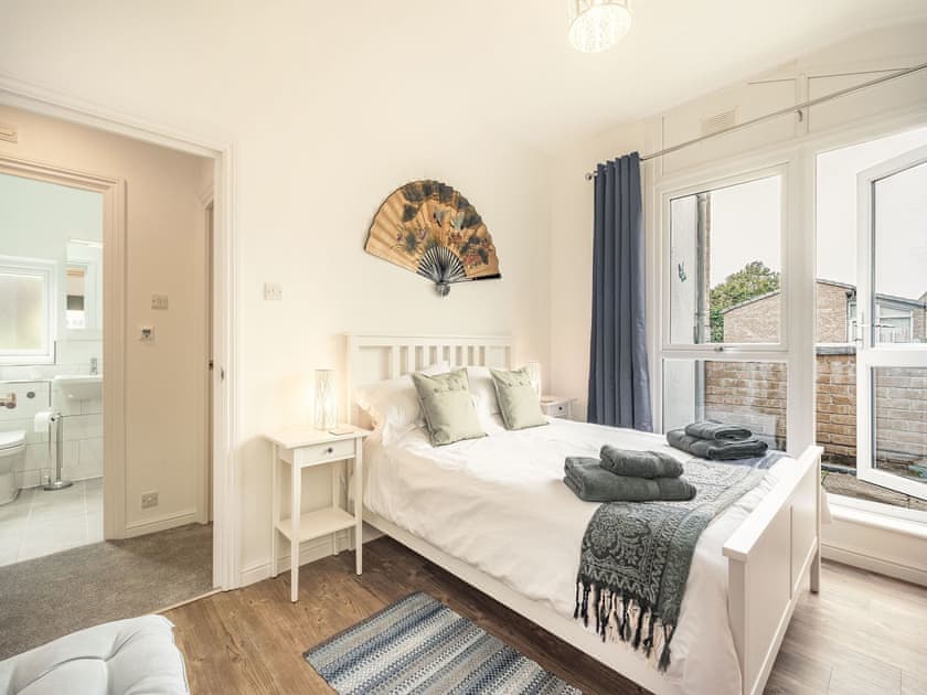 Double bedroom | Victoria Park Mews, Victoria Park, London