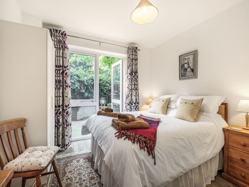 Double bedroom | Victoria Park Mews, Victoria Park, London