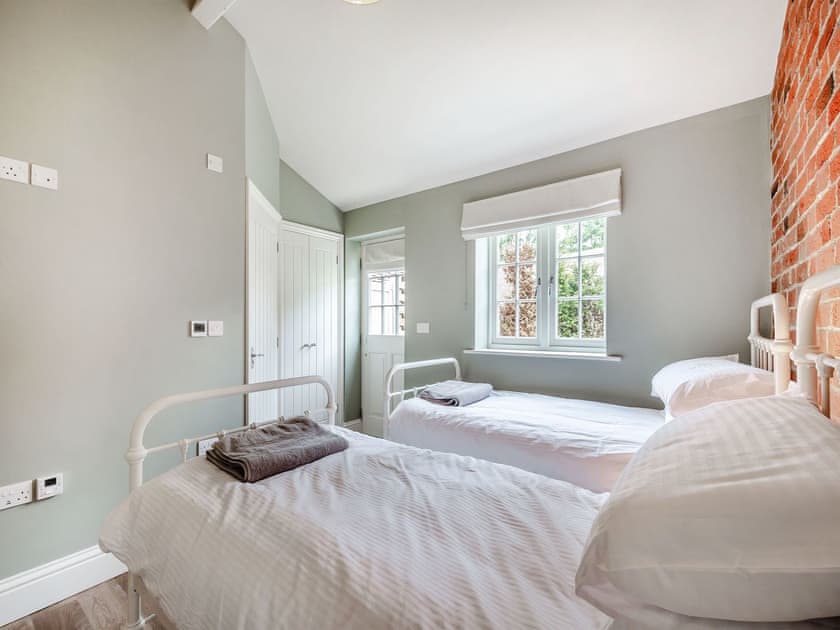 Twin bedroom | The Potting Shed - Hatherop Cottages, Hatherop, near Cirencester