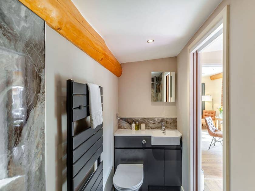 En-suite | Fioled - The Secret Garden, Llagadfan, Welshpool