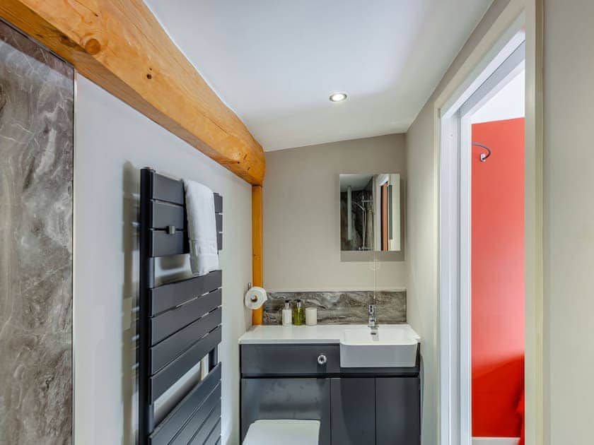 En-suite | Fioled - The Secret Garden, Llagadfan, Welshpool