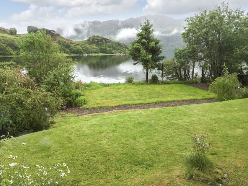 Grounds lead directly down to the lochside | Seacroft, Avernish, Kyle of Lochalsh