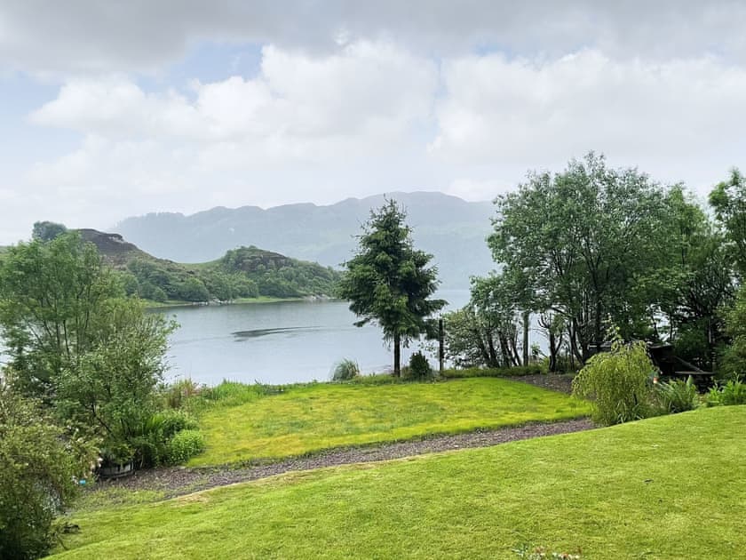 Grounds lead directly down to the lochside | Seacroft, Avernish, Kyle of Lochalsh