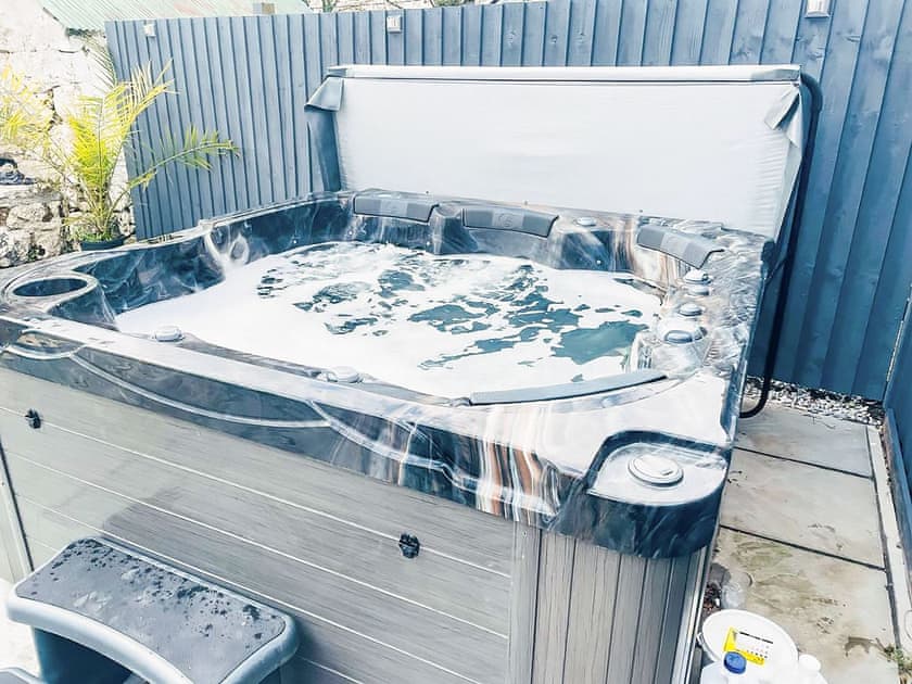 Hot tub | Brook View Cottage, Llanteg