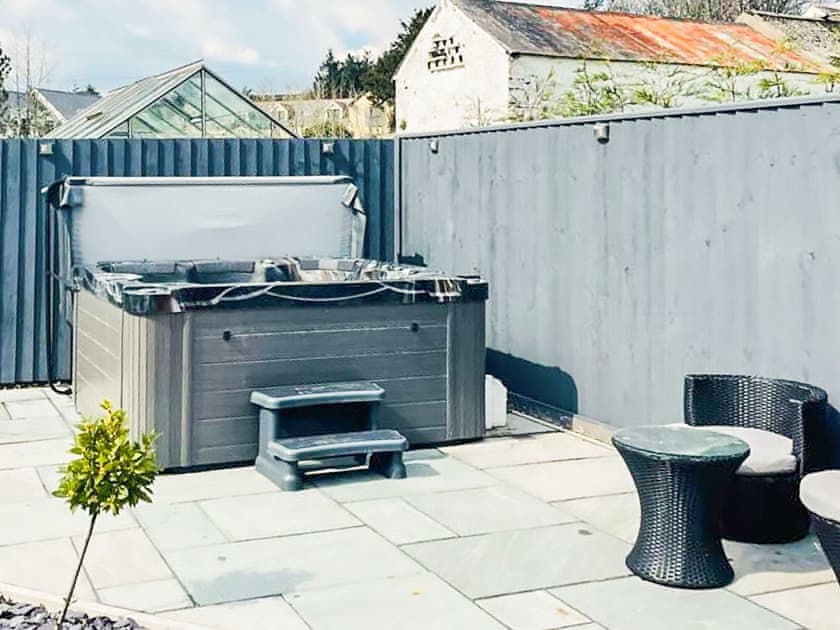 Hot tub | Brook View Cottage, Llanteg