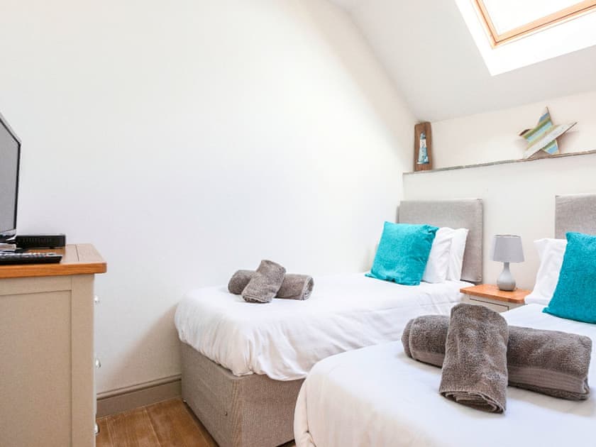 Twin bedroom | The Old Granary, Stoke Fleming, near Dartmouth