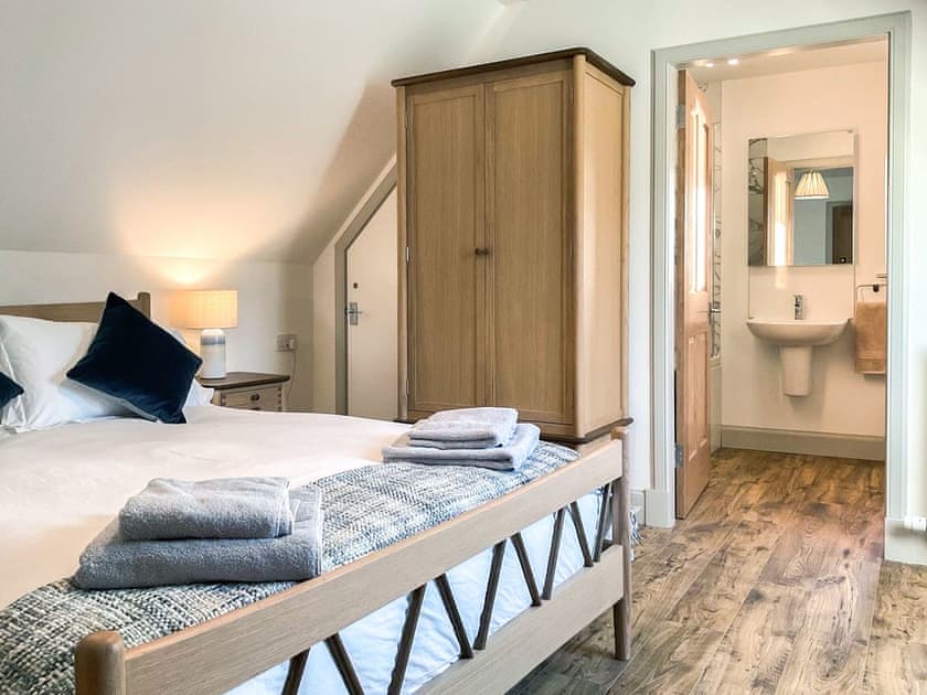 Kingsize en-suite bedroom upstairs | An t-Iolaire - Dornie Croft, Dornie