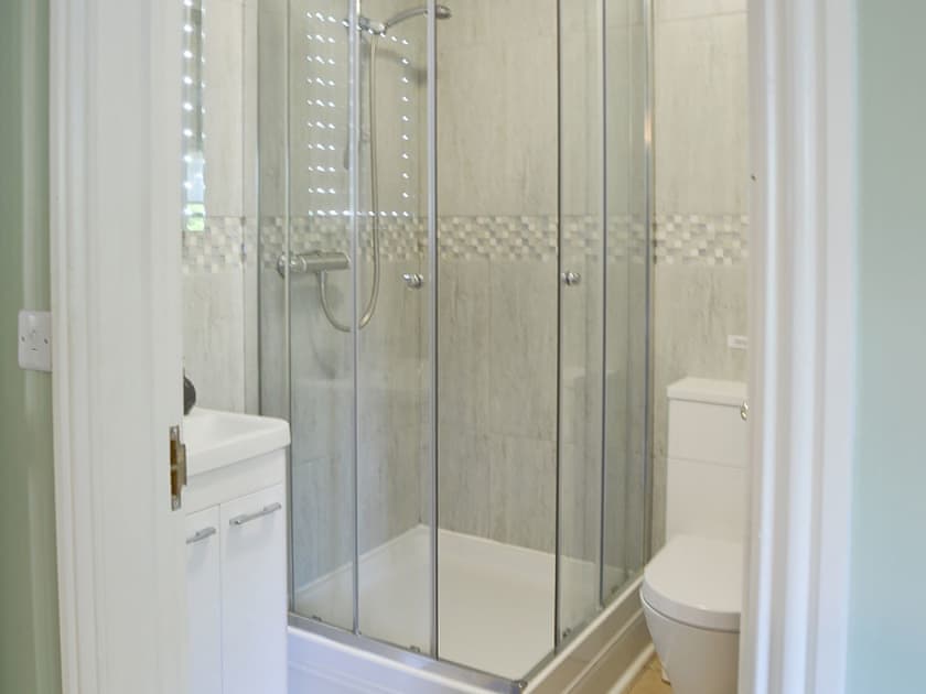 En-suite | Lily Broad Cottage, Rollesby, near Great Yarmouth