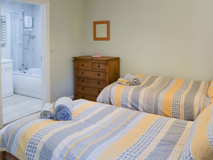 Twin bedroom | Lily Broad Cottage, Rollesby, near Great Yarmouth