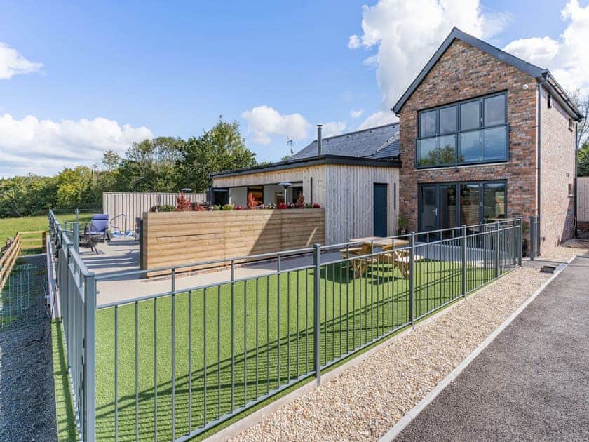Exterior | Y Gelli, Pontyates
