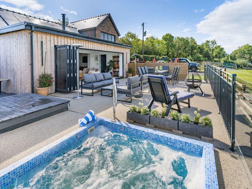 Hot tub | Y Gelli, Pontyates