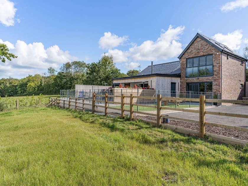Exterior | Y Gelli, Pontyates