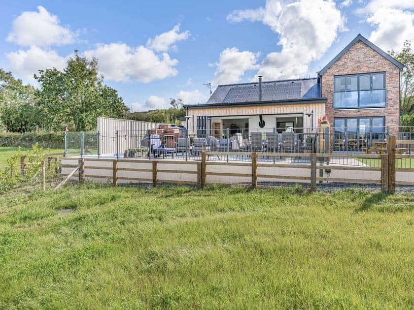 Exterior | Y Gelli, Pontyates
