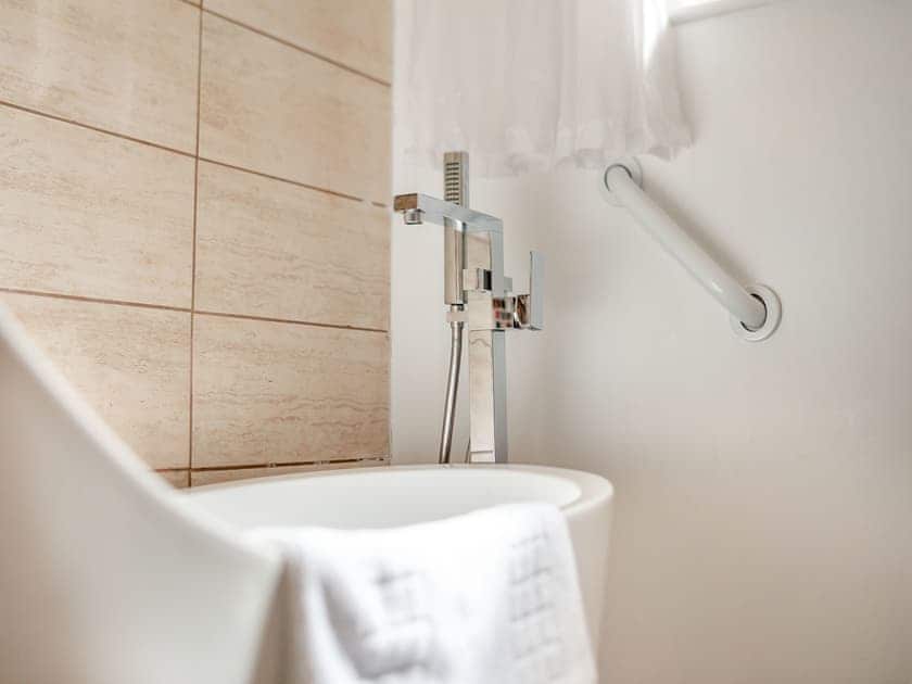 Bathroom | Blue Waters ApartmentsShoreline, Goodrington, near Paignton