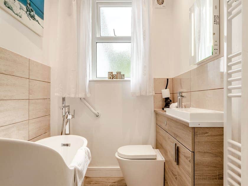 Bathroom | Blue Waters ApartmentsShoreline, Goodrington, near Paignton