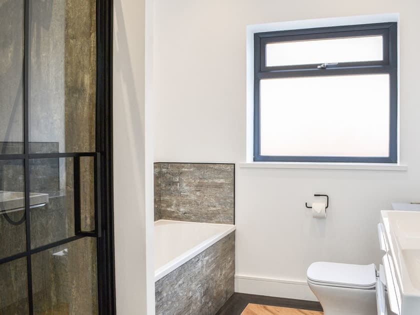 Bathroom | Linden Manor, Bridlington