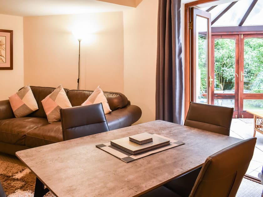 Living room/dining room | Cysgod Y Coed, Llanbedr