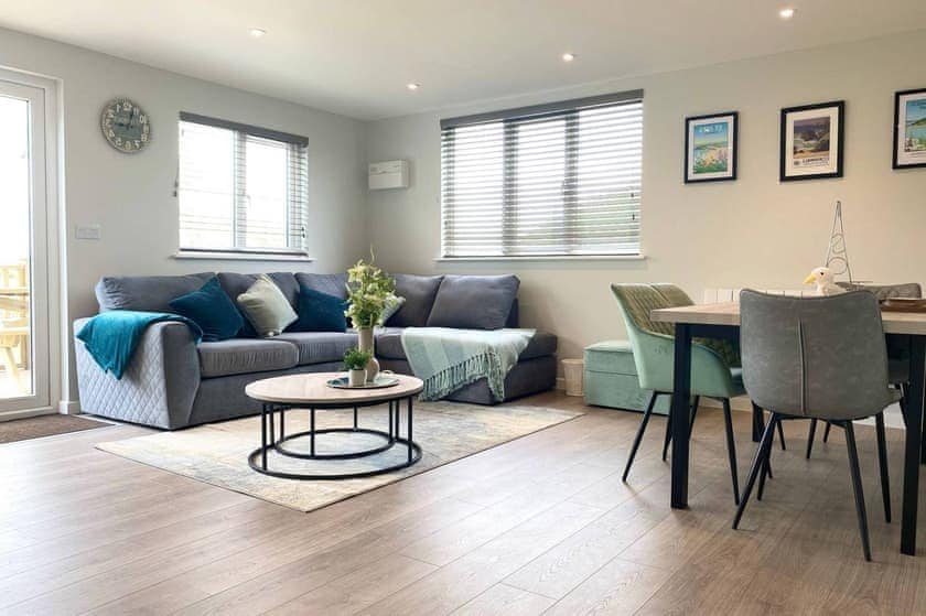 Holywell - Carnebo Holiday Barns, Perranporth