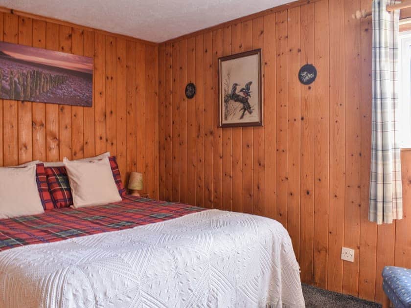 Double bedroom | The Bothy - Mondhuie Self Catering Chalets, Nethy Bridge