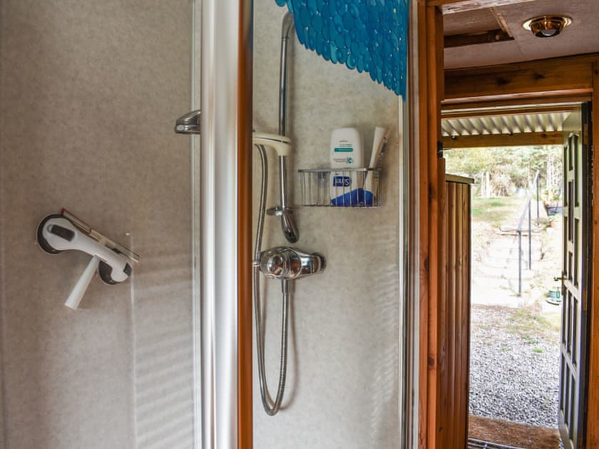 Shower room | The Bothy - Mondhuie Self Catering Chalets, Nethy Bridge
