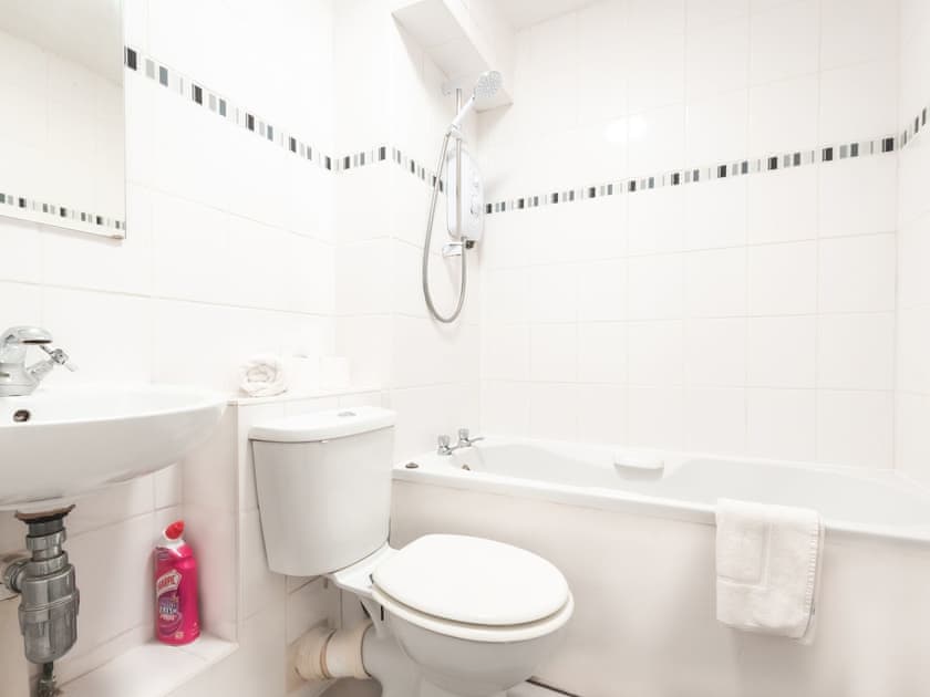Bathroom | Captains Court Apartment 4, Southampton