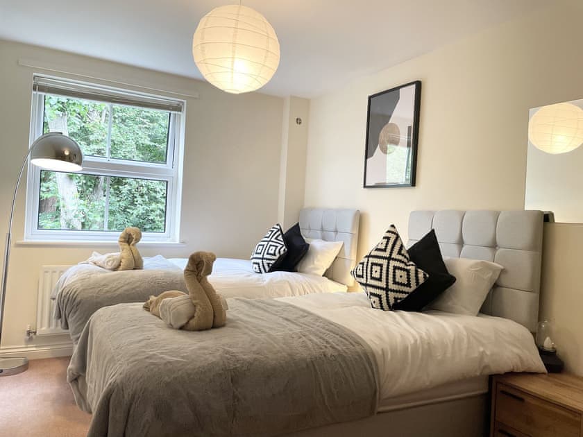 Twin bedroom | The Polygon Apartment 98, Southampton