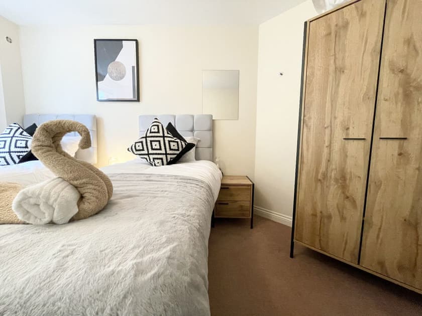 Twin bedroom | The Polygon Apartment 98, Southampton