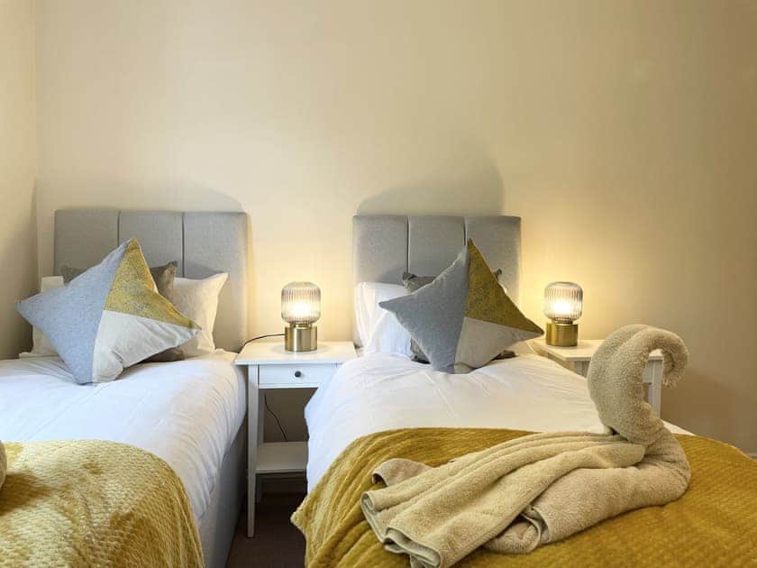 Twin bedroom | The Polygon Apartment 98, Southampton