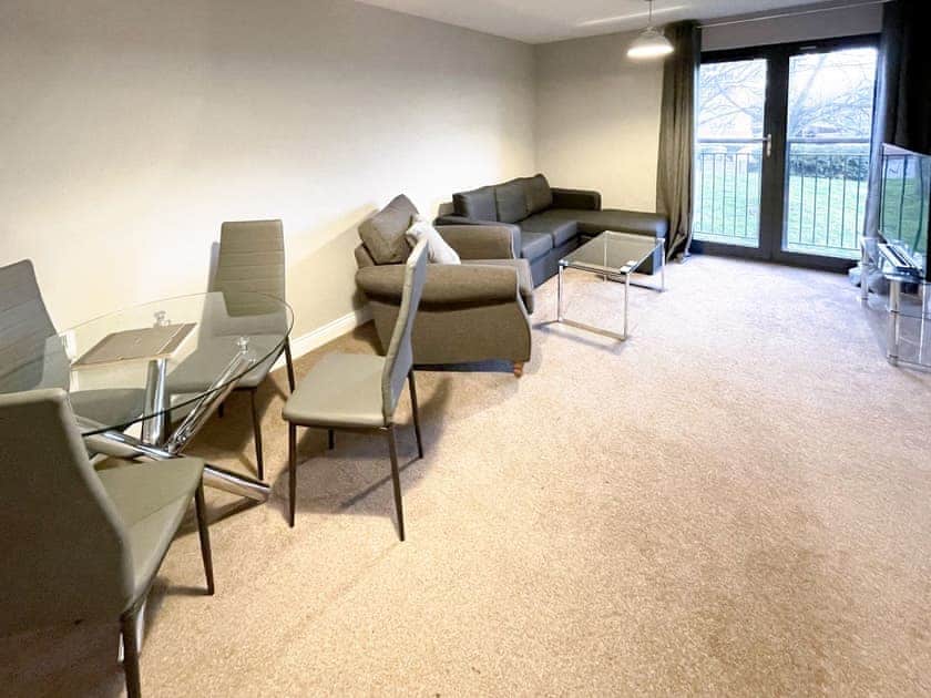 Living area | Renta Apartments 4 - 2 - Whitestar Apartments, Southampton