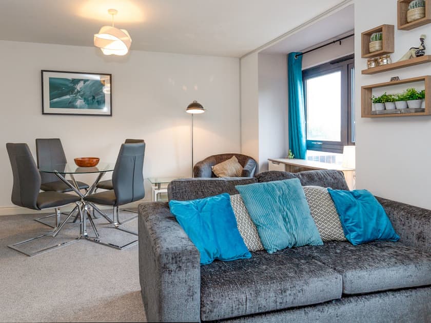 Living room/dining room | Renta Apartments 4 - 35 - Whitestar Apartments, Southampton
