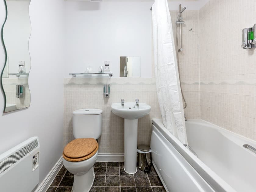 Bathroom | Renta Apartments 4 - 35 - Whitestar Apartments, Southampton
