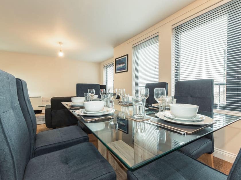 Living room/dining room | Renta Apartments 4 - 44 - Whitestar Apartments, Southampton