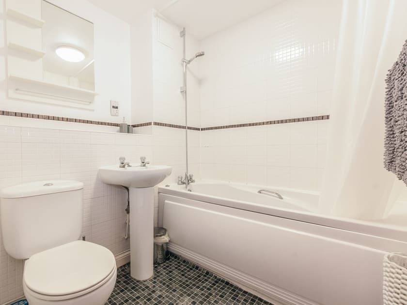 Bathroom | Renta Apartments 4 - 44 - Whitestar Apartments, Southampton