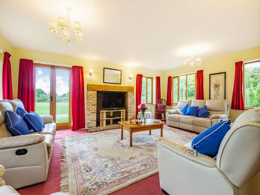 Living room | Tudor Farmhouse - Cosy Country Lodge and Tudor Farmhouse, High Halden, near Tenterden