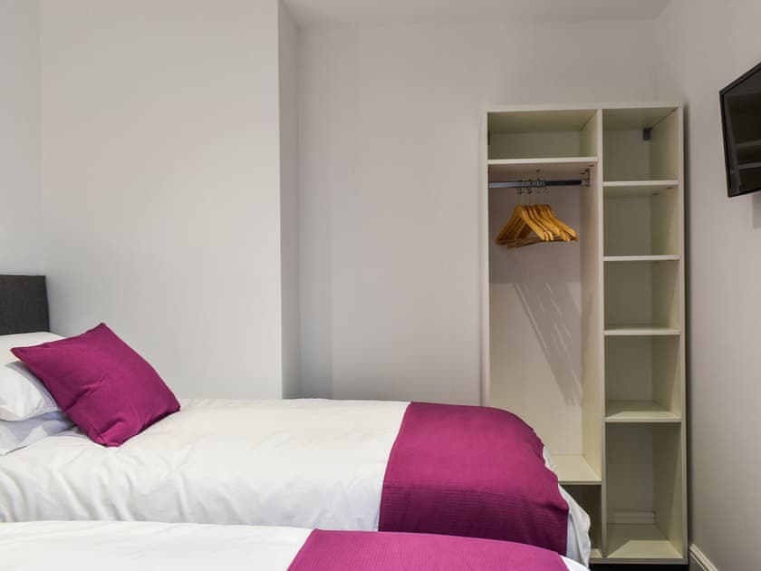 Twin bedroom | Excalibur Cottage, St Annes