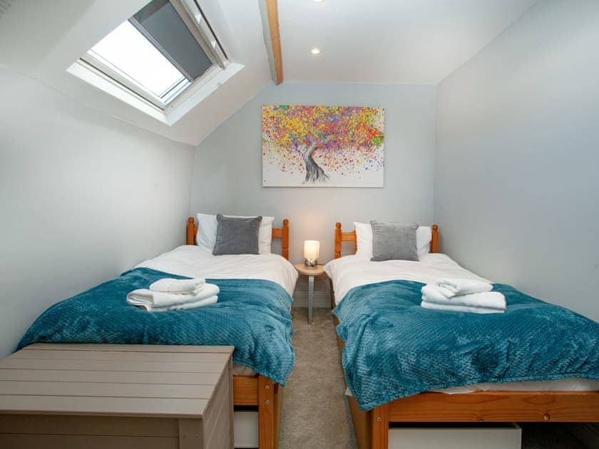 Twin bedroom | The Barn House, Ugborough