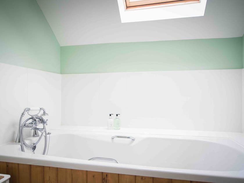Bathroom | Coachman’s Bothy - Airds Estate, Port Appin