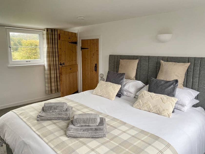 En-suite bedroom set as super king | Holly Cottage, Palnackie, near Castle Douglas
